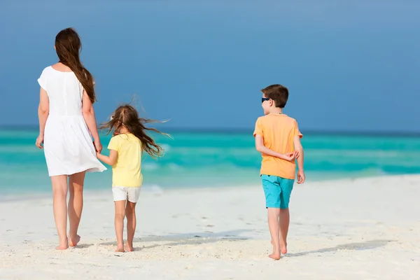 Mãe e crianças em uma praia tropical — Fotografia de Stock