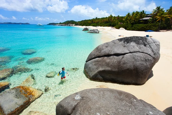 Vrouw met snorkeluitrusting op tropisch strand — Stockfoto