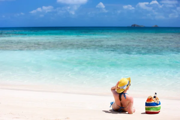 Junge Frau entspannt am Strand — Stockfoto