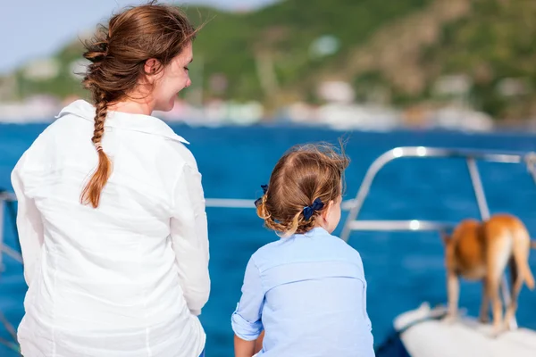 Familjen segling på en lyxjakt — Stockfoto