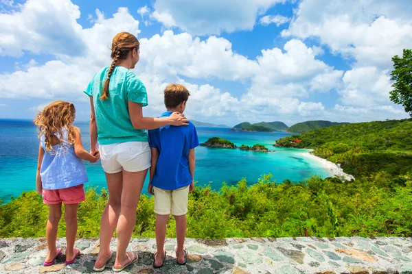 Familie in Trunk bay op St John eiland — Stockfoto