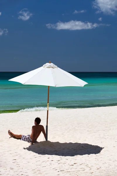 Idyllic tropical beach — Stok fotoğraf