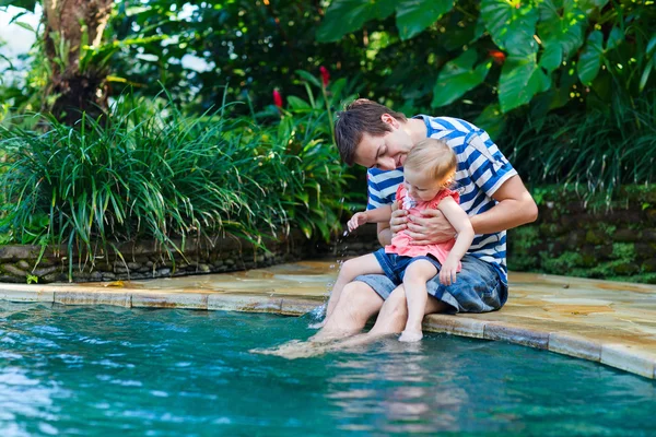 Padre e hija cerca de la piscina — Foto de Stock