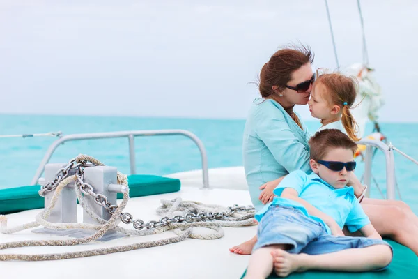 Moeder en kinderen op luxejacht — Stockfoto