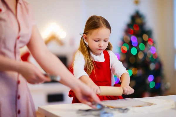 Aile Noel arifesinde pişirme — Stok fotoğraf