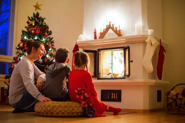 Keluarga di rumah pada malam Natal — Stok Foto