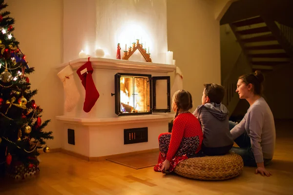 Famiglia a casa la vigilia di Natale — Foto Stock