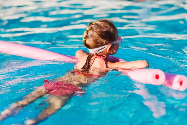 Маленькая девочка у бассейна — стоковое фото
