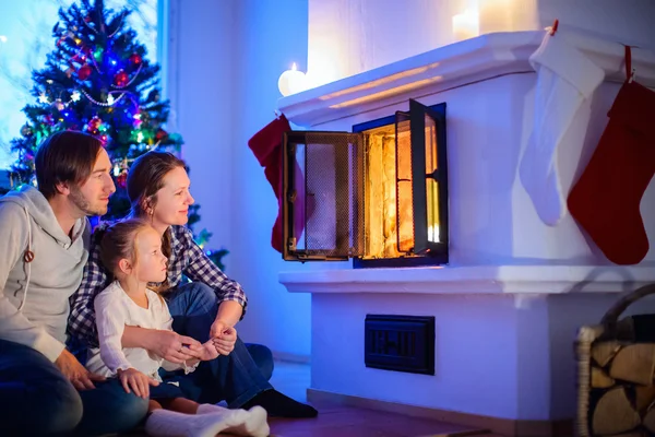 Famille à la maison la veille de Noël — Photo