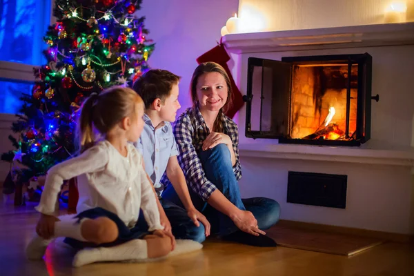 Familie thuis op kerstavond — Stockfoto