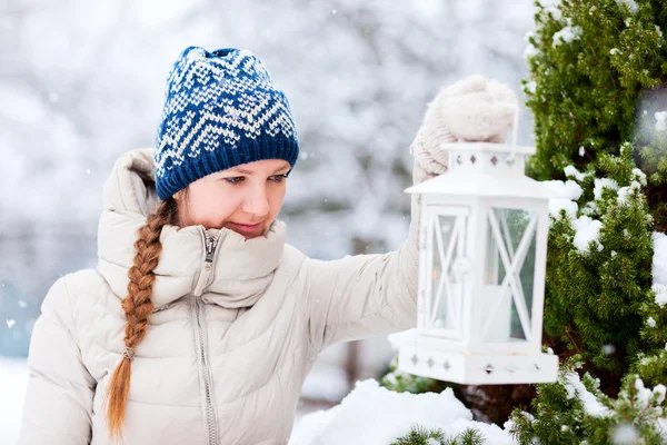 Jonge vrouw met Kerst lantaarn — Stockfoto