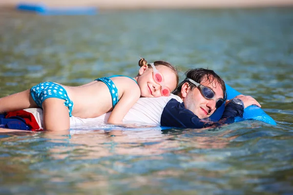 Отец и дочь отдыхают на пляже — стоковое фото