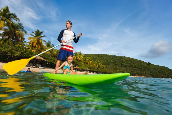 Father and daughter paddling — Stock Photo, Image