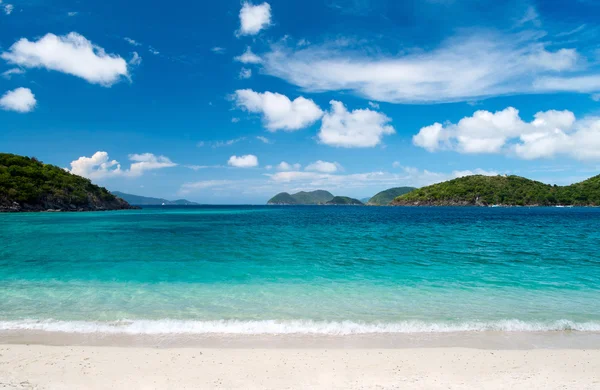 Wunderschöner tropischer Strand in der Karibik — Stockfoto