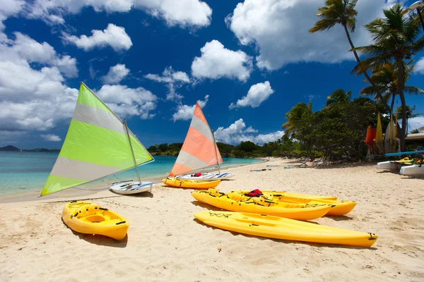 Catamarãs na praia tropical — Fotografia de Stock