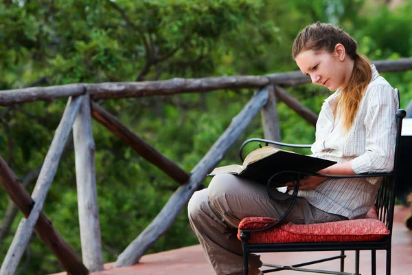 Mujer leyendo al aire libre — Foto de Stock