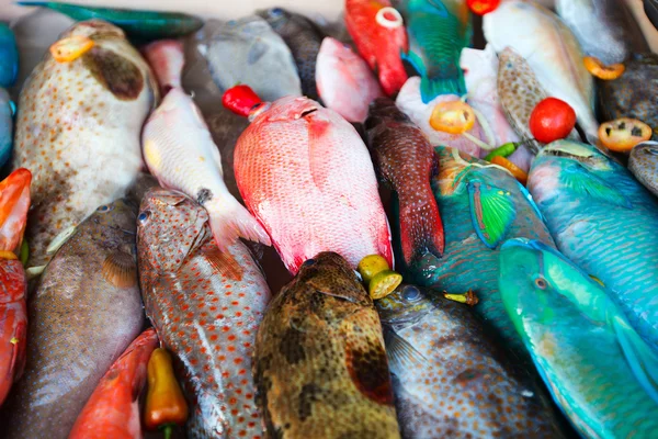 Peixe em desova no mercado de peixe — Fotografia de Stock