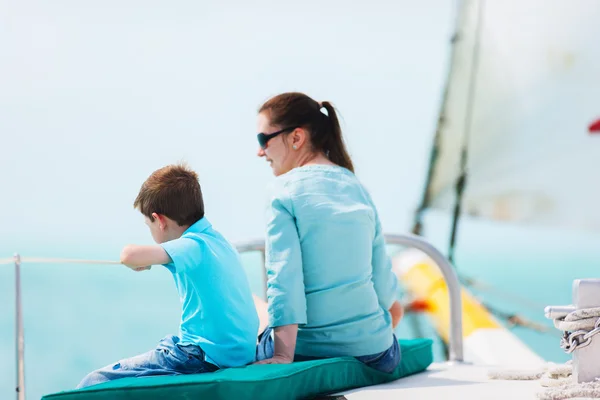 Familie zeilen op luxejacht — Stockfoto