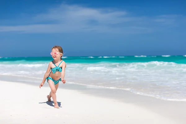 Adorável menina na praia — Fotografia de Stock