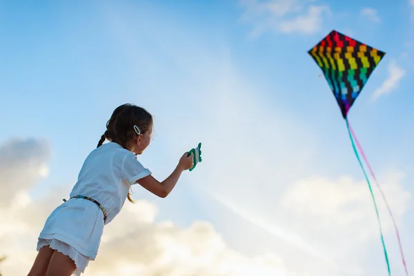 Menina voando um papagaio — Fotografia de Stock