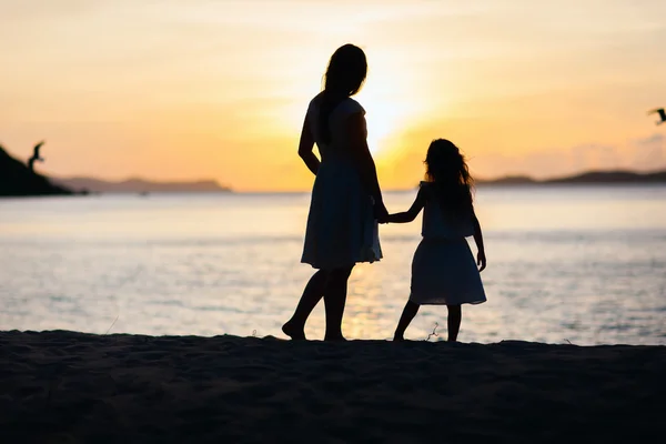 Moeder en dochter bij zonsondergang — Stockfoto