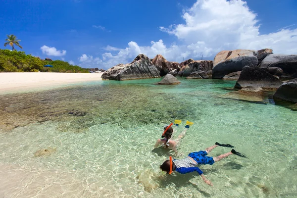 Snorkeling in famiglia all'acqua tropicale — Foto Stock