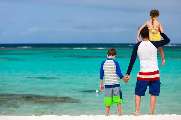 Padre e figli in vacanza estiva — Foto Stock