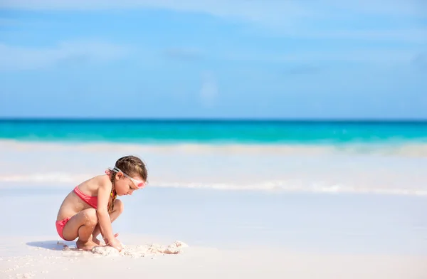 Bedårande liten flicka på stranden — Stockfoto