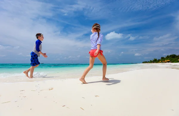 I bambini si divertono in spiaggia — Foto Stock