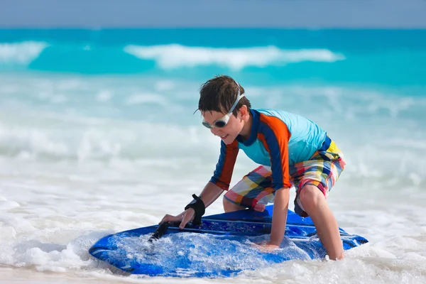 Pojke surfing — Stockfoto