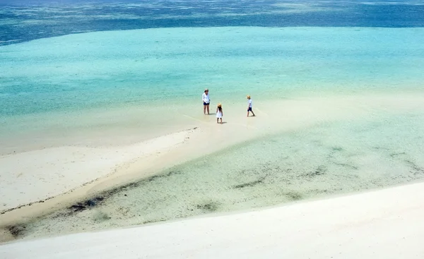 Mère et enfants à la plage tropicale — Photo