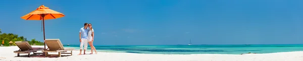 Casal na praia tropical — Fotografia de Stock