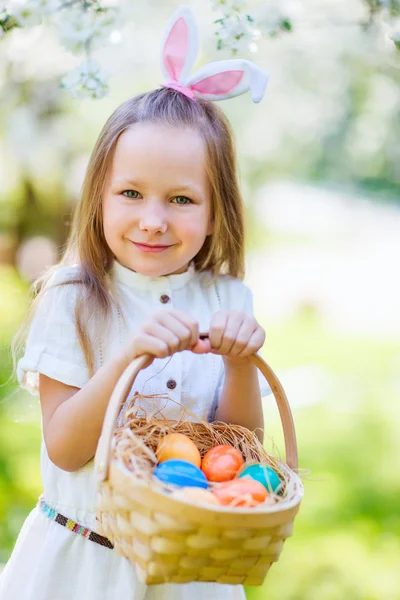 부활절 달걀으로 재생 하는 어린 소녀 — 스톡 사진