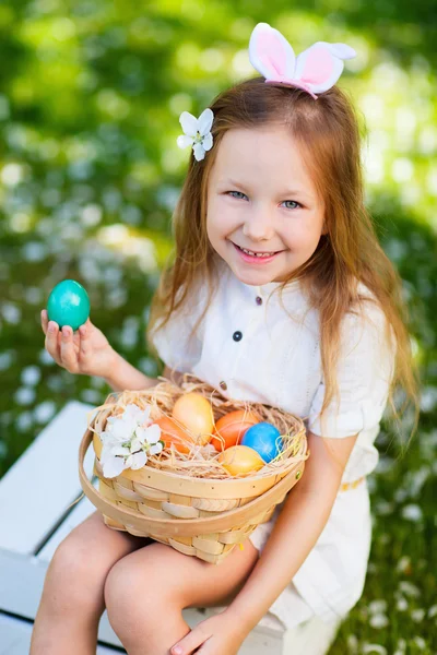 Malá dívka si hraje s velikonoční vajíčka — Stock fotografie