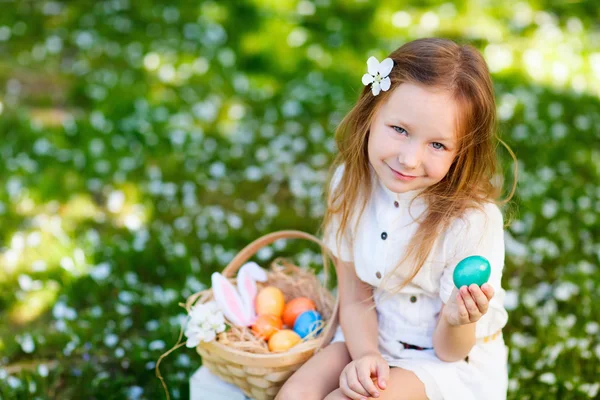 Fetița se joacă cu ouă de Paști — Fotografie, imagine de stoc