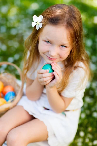 Malá dívka si hraje s velikonoční vajíčka — Stock fotografie