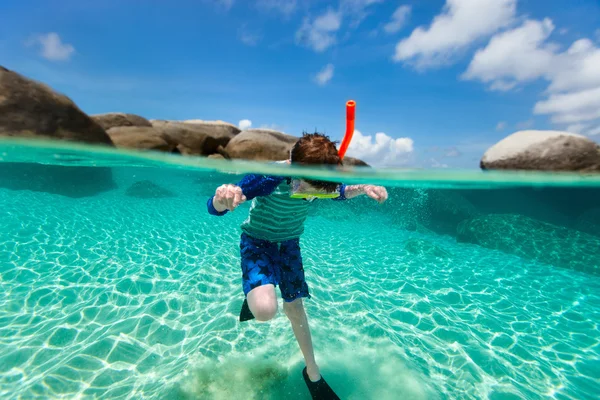 Kleine jongen zwemmen in de Oceaan — Stockfoto
