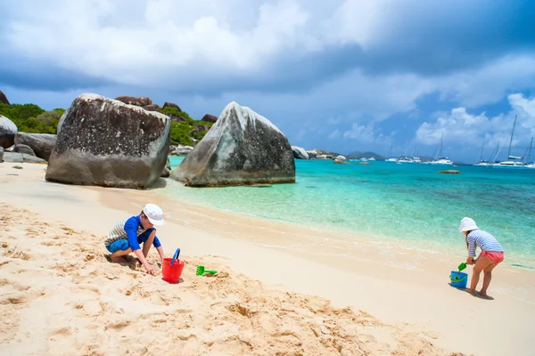 Gyerekek játszanak a strandon — Stock Fotó