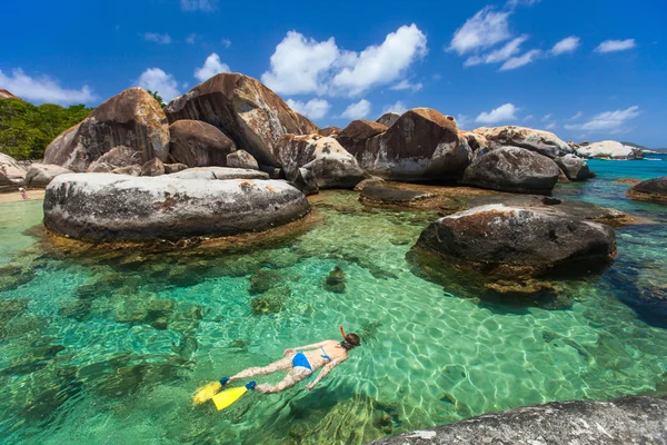 Kvinna snorkling på tropiska vatten — Stockfoto