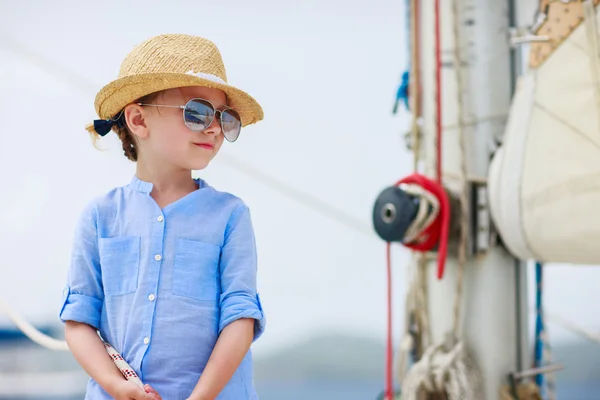 Kleines Mädchen auf Luxusjacht — Stockfoto