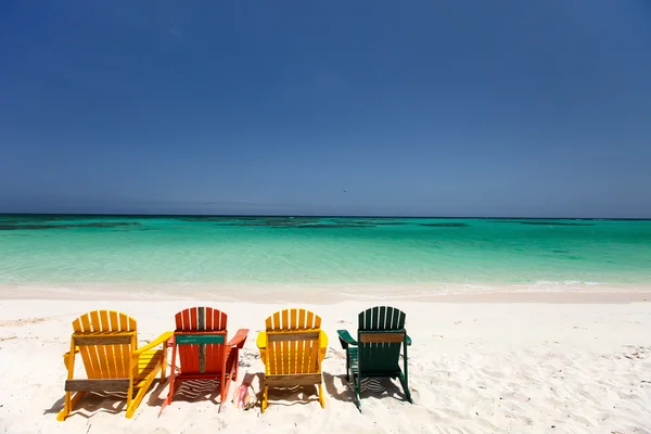 Chaises colorées sur la plage des Caraïbes — Photo
