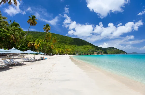 Vackra tropiska stranden vid caribbean — Stockfoto