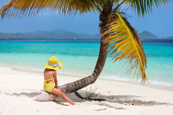 Meisje op strandvakantie — Stockfoto