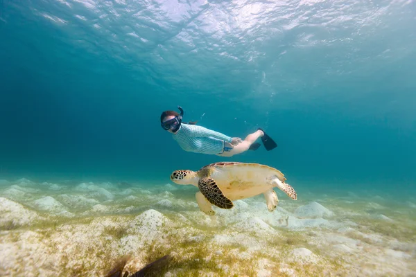 Ung flicka snorkling med sea turtle — Stockfoto