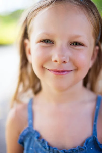 Kleines Mädchen im Freien — Stockfoto