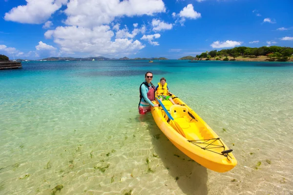 Kayak familiar en el océano tropical —  Fotos de Stock