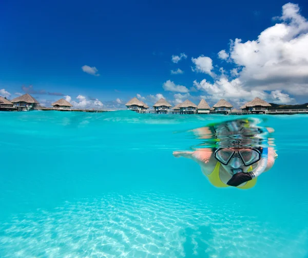 Donna snorkeling — Foto Stock