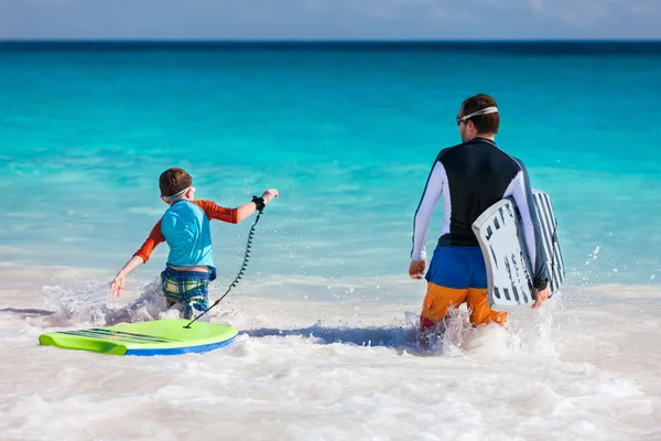 Padre e hijo surfeando —  Fotos de Stock