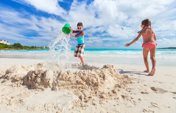 Two kids playing with sand — Stock Photo, Image