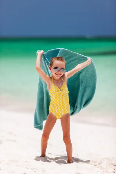 Sevimli küçük kız eğleniyor beach tatil — Stok fotoğraf